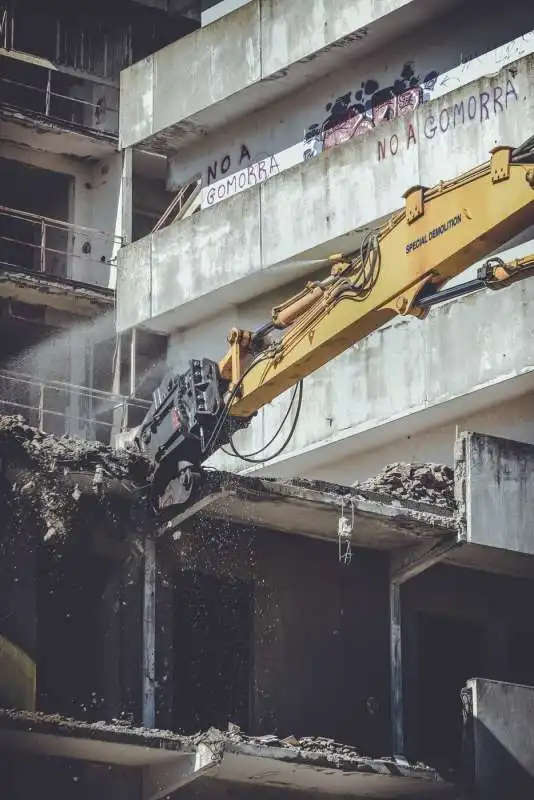 napoli, parte la demolizione della vela verde di scampia 30