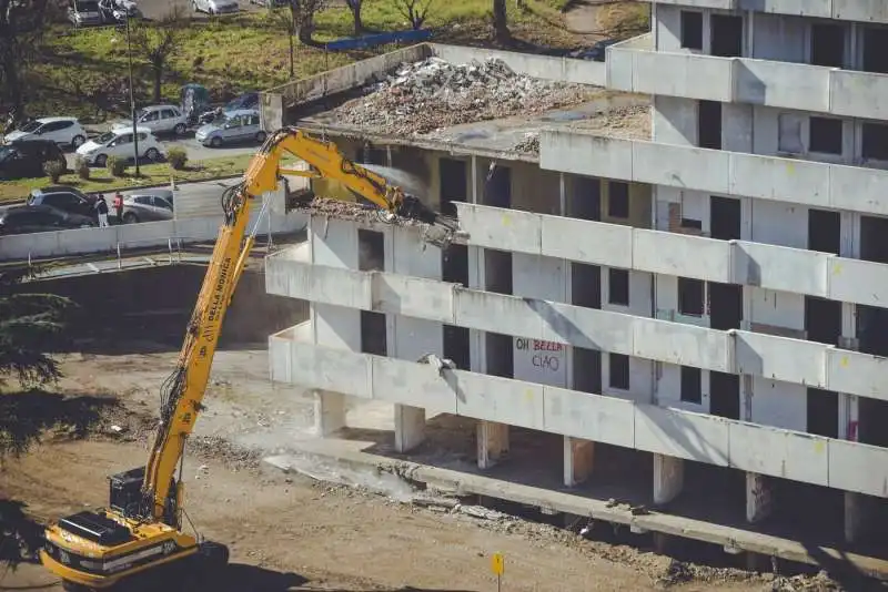 napoli, parte la demolizione della vela verde di scampia 34