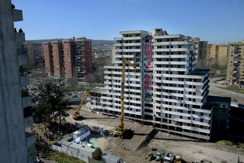 napoli, parte la demolizione della vela verde di scampia 5