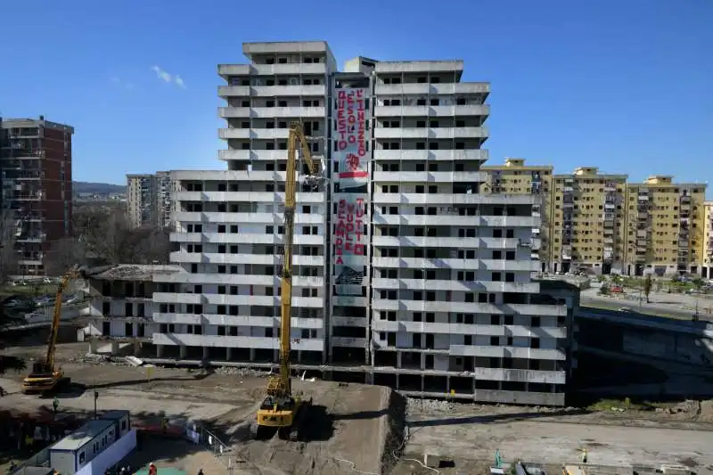 napoli, parte la demolizione della vela verde di scampia 7