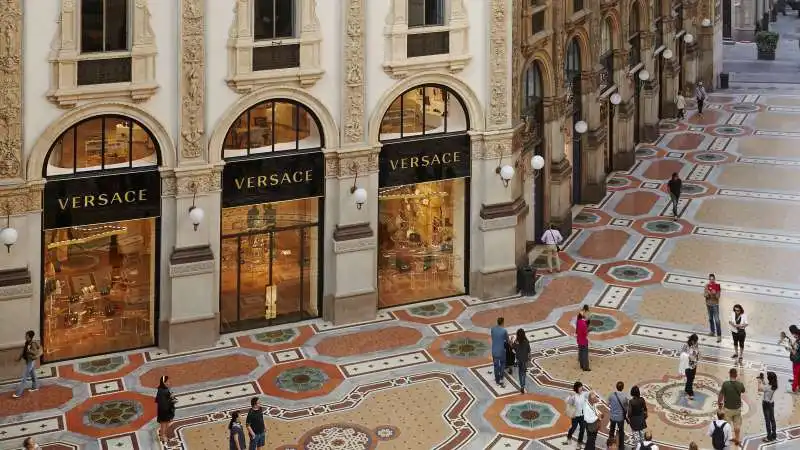 negozio versace in galleria vittorio emanuele ii milano