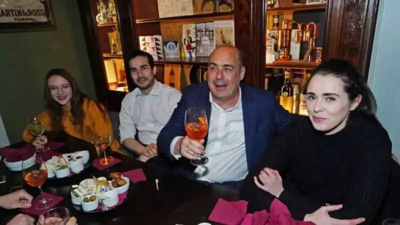 nicola zingaretti all'aperitivo dei giovani pd a milano