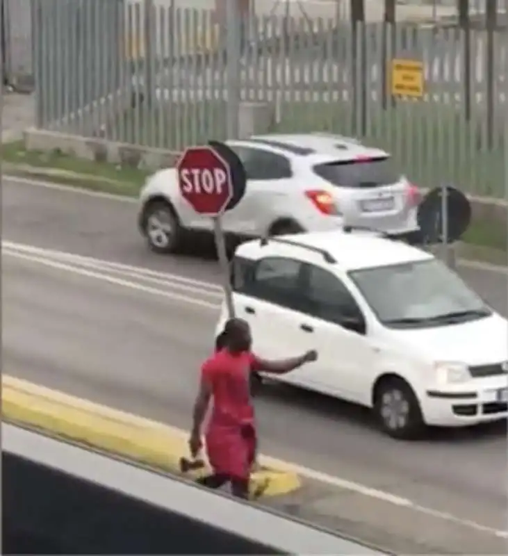 nigeriano armato di ascia a castiglione delle stiviere 3