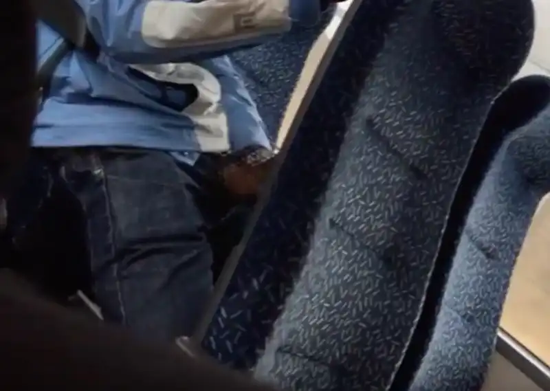 nigeriano si masturba sul bus