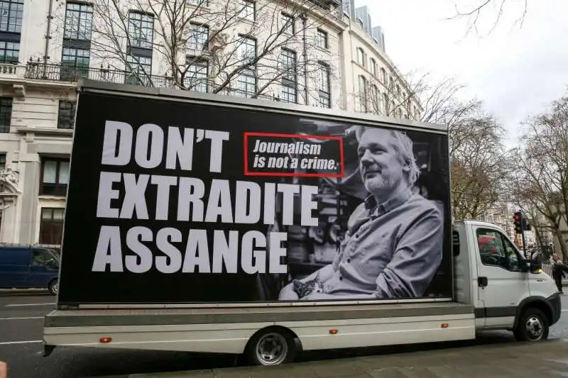 proteste a londra contro l'estradizione di julian assange 1