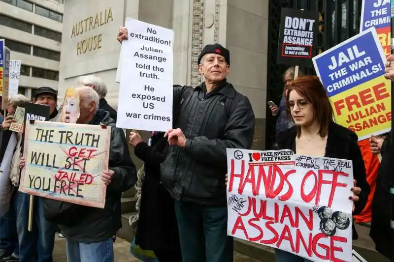 proteste a londra contro l'estradizione di julian assange 8