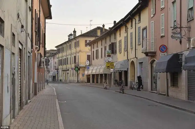 psicosi coronavirus   strade vuote a castiglione d adda