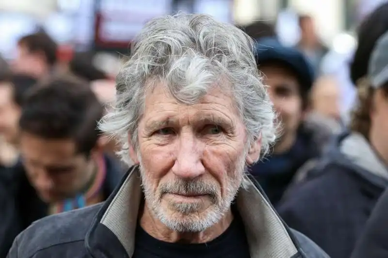 roger waters   proteste a londra contro l'estradizione di julian assange