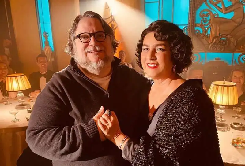 ROMINA POWER CON GUILLERMO DEL TORO SUL SET DI NIGHTMARE ALLEY