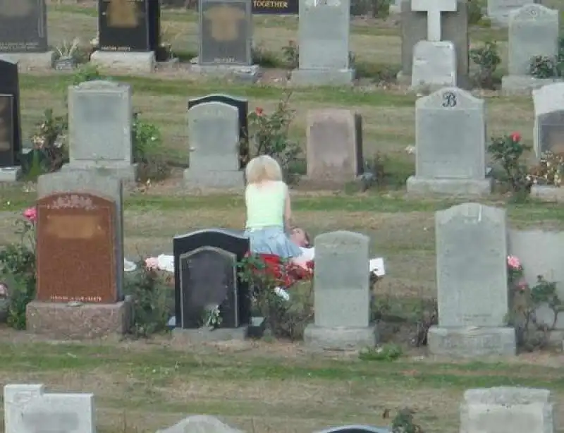 sesso al cimitero 1