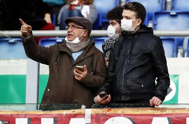 tifosi con la mascherina allo stadio olimpico