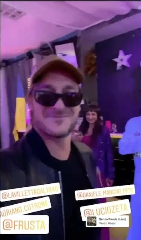 totti in versione vasco alla festa di compleanno in maschera della sorella di ilary