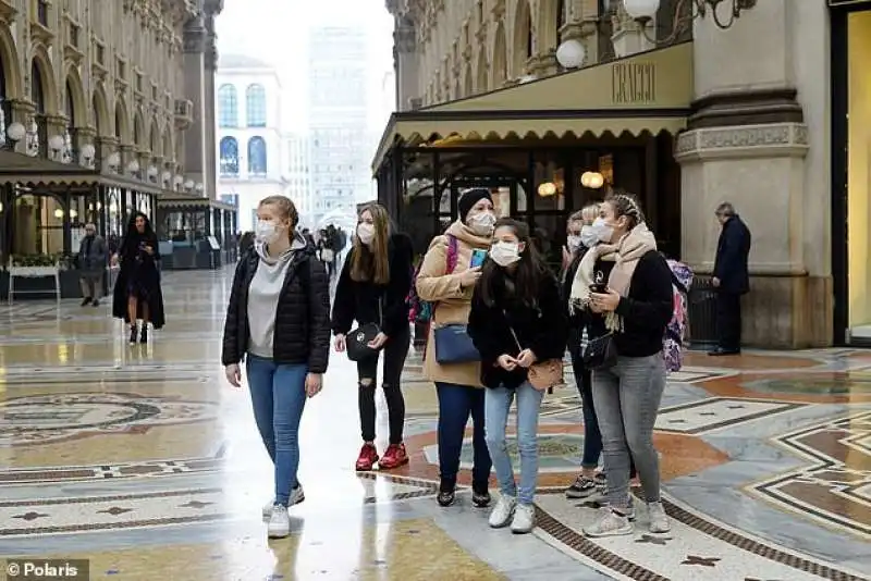 turiste con la mascherina a milano