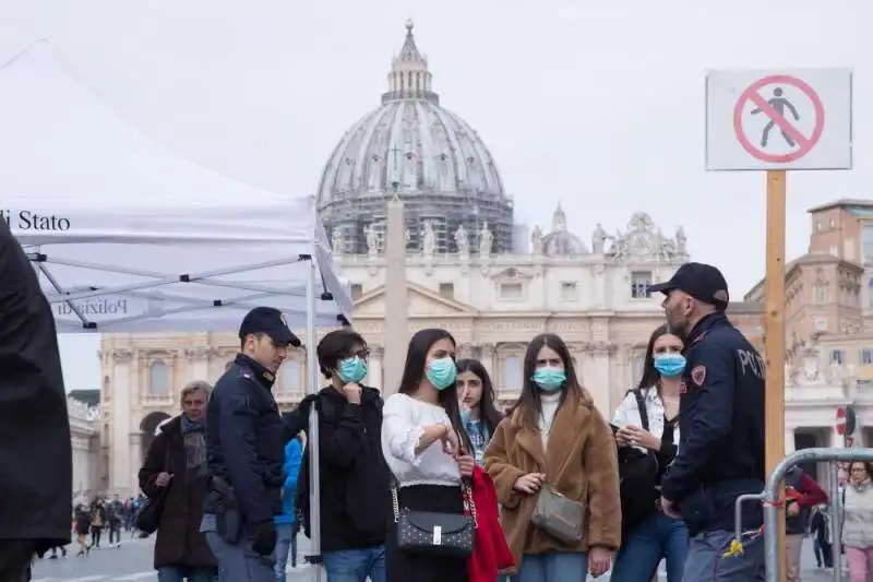 turiste con la mascherina a san pietro