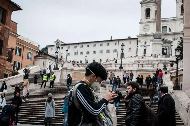 turisti cinesi con la mascherina a roma 4