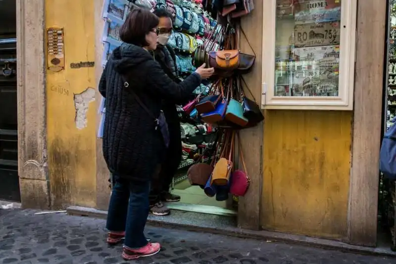 turisti cinesi con la mascherina a roma 8