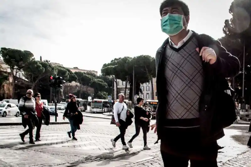 turisti cinesi con la mascherina a roma 9