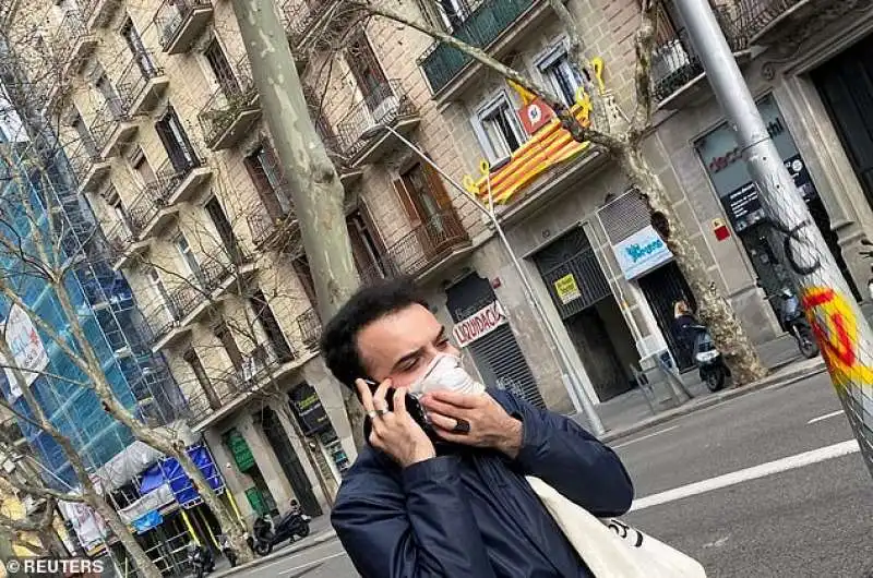 uomo con la mascherina a barcellona