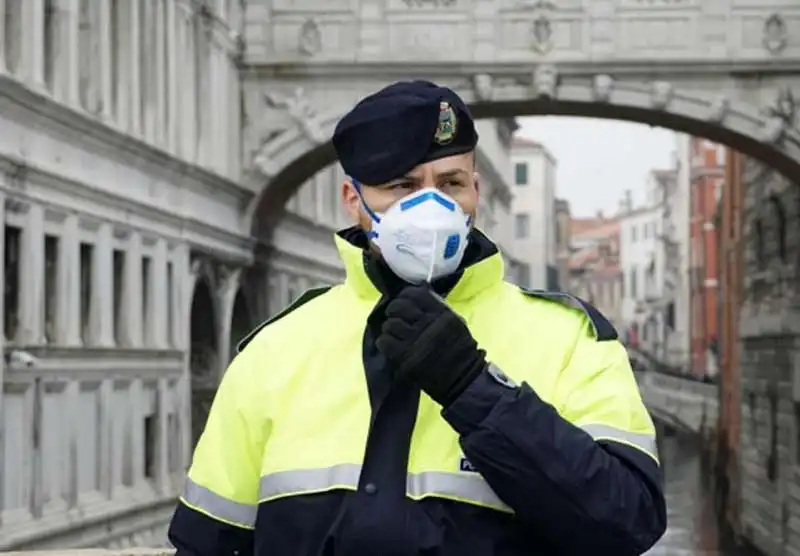 venezia   poliziotto con la mascherina