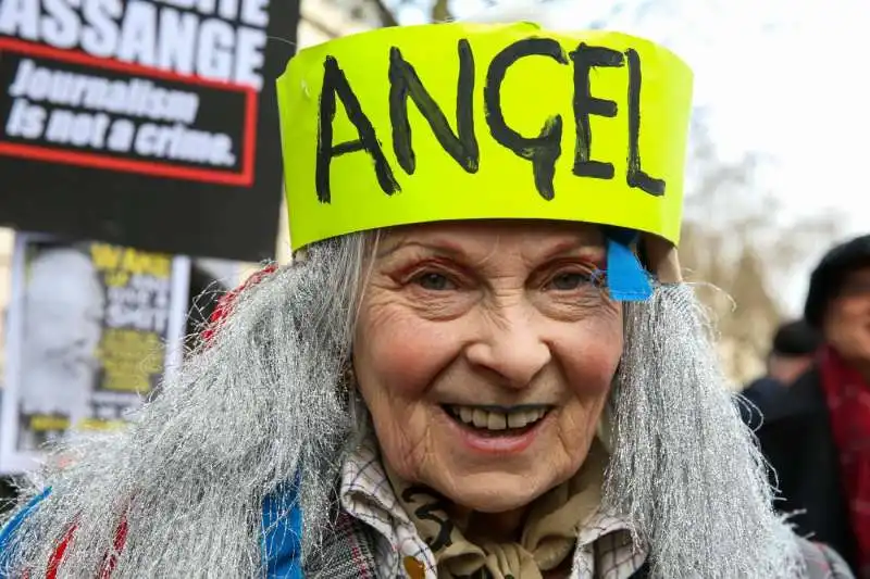 vivienne westwood – proteste a londra contro l'estradizione di julian assange