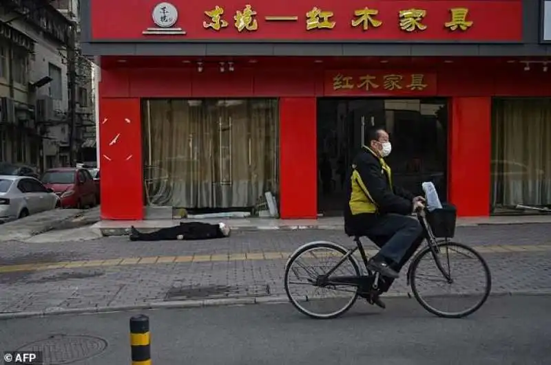 WUHAN MORTI PER STRADA