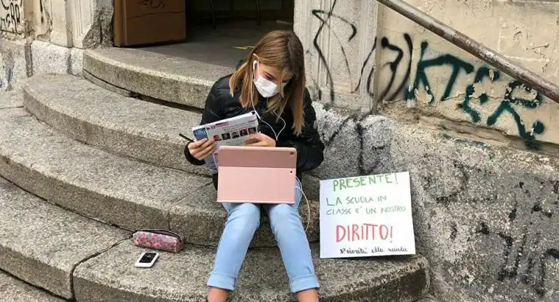 anita iacovelli  protesta davanti a scuola 