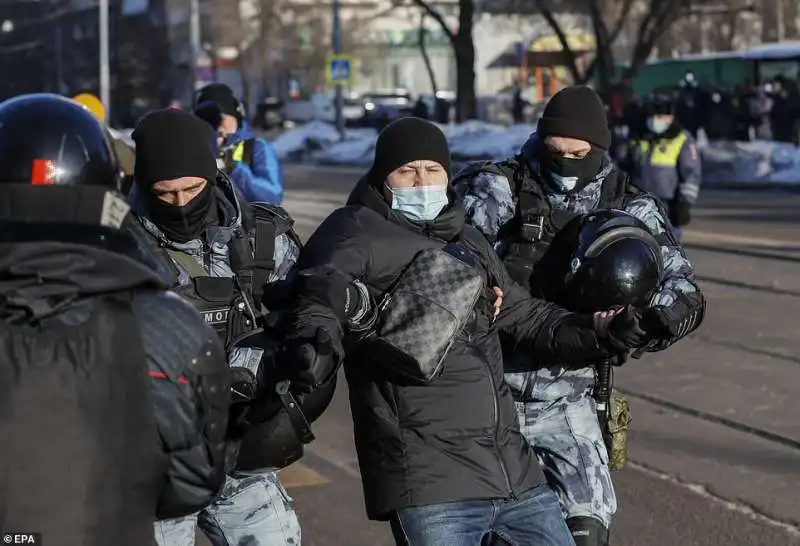 arresti alla protesta per la liberazione di navalny 7