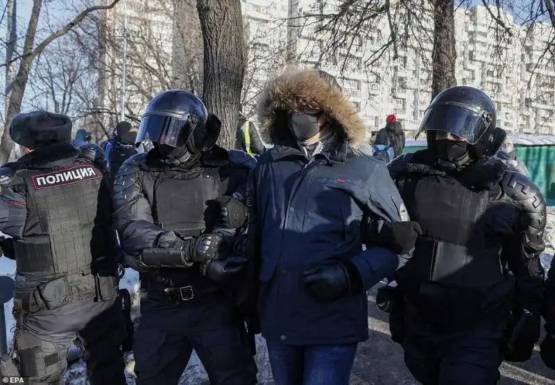 arresti alla protesta per la liberazione di navalny 8