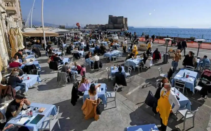 assembramenti e chiusure sul lungomare di napoli 9