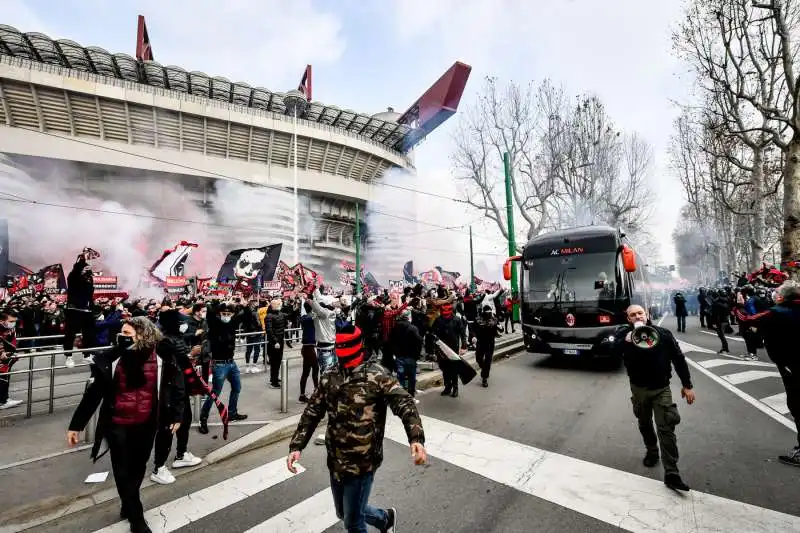 assembramenti prima del derby