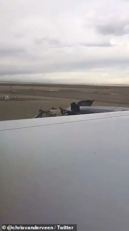 atterraggio boeing 777 united airlines con motore in fiamme