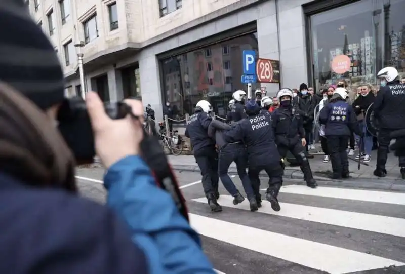 belgio   arresti dei manifestanti anti lockdown 3