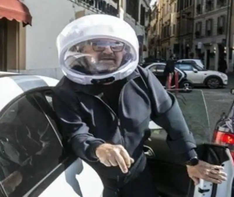 beppe grillo con casco da astronauta al vertice m5s