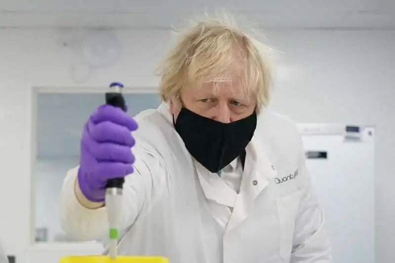 Boris Johnson visita la QuantuMDx Biotechnology a Newcastle.  