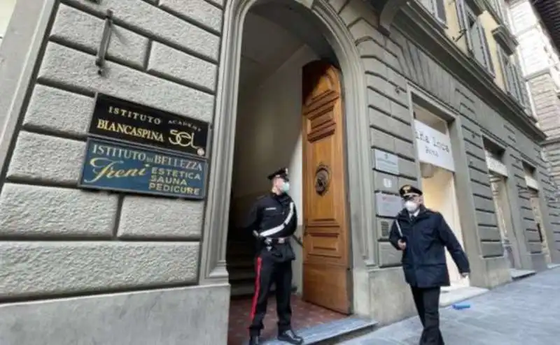 CARABINIERI DAVANTI AL PALAZZO DOVE E' MORTO LO STUDENTE DEL POLIMODA  FIRENZE 