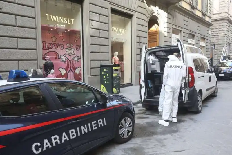 carabinieri sul luogo della tragedia