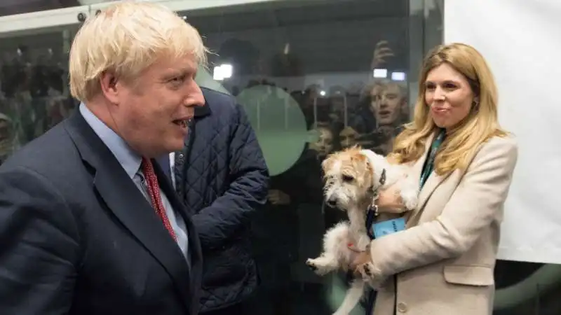 carrie symonds boris johnson e il cane dilyn 2