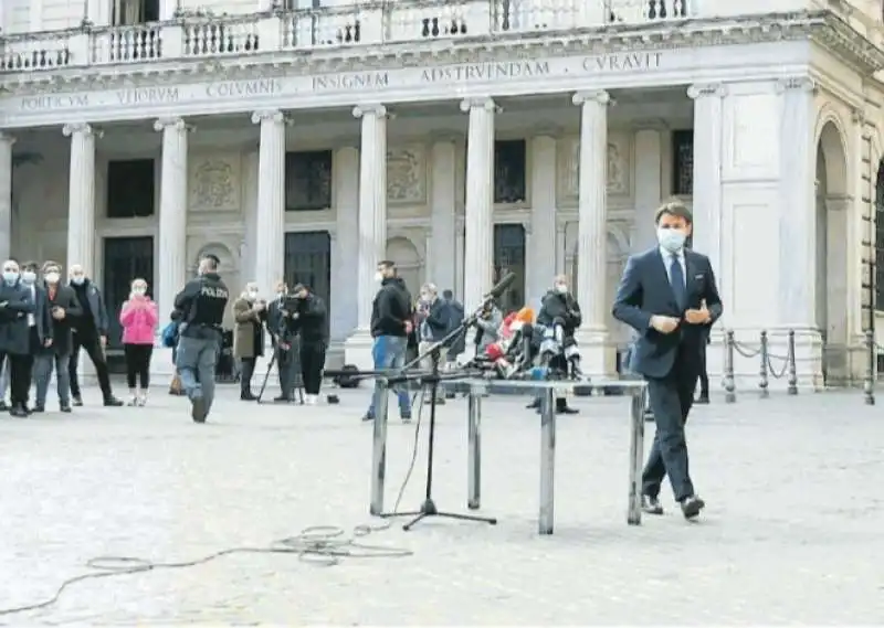 CONTE E IL BANCHETTO DAVANTI PALAZZO CHIGI