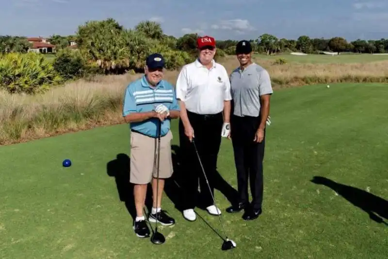 donald trump gioca a golf con jack nicklaus e tiger woods 