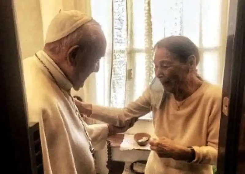 edith bruck e papa francesco 2