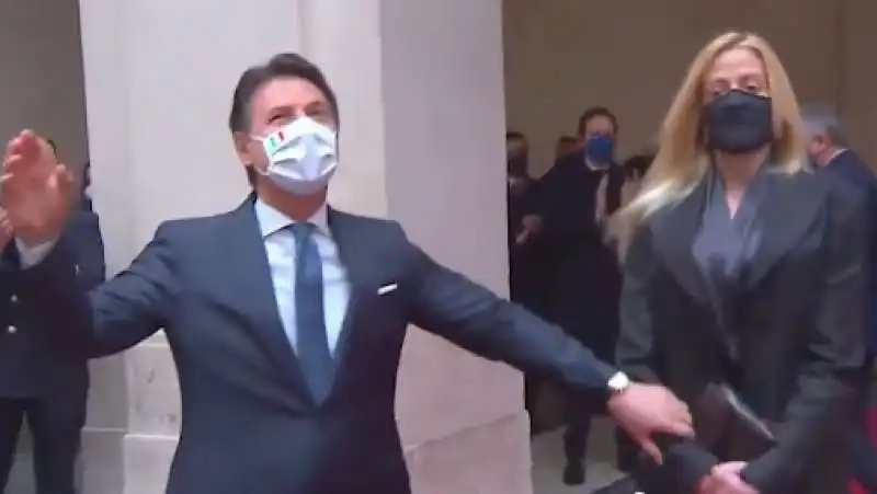 giuseppe conte lascia palazzo chigi con olivia paladino 