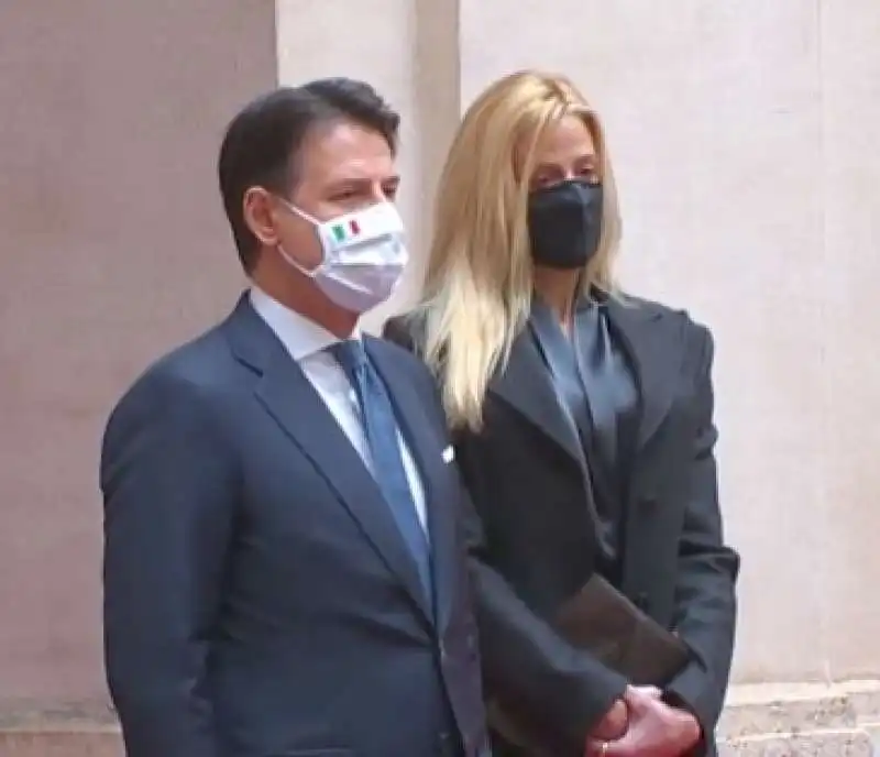 giuseppe conte lascia palazzo chigi con olivia paladino