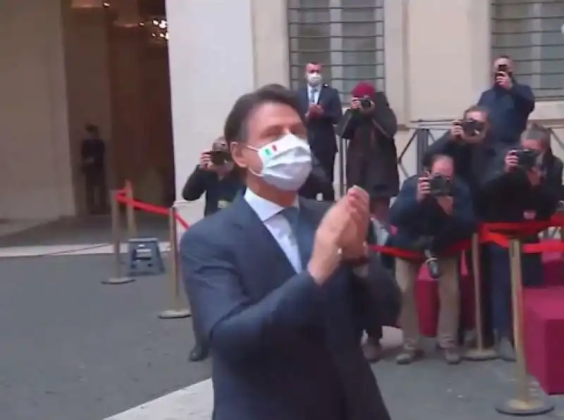 giuseppe conte lascia palazzo chigi e riceve l applauso dei dipendenti