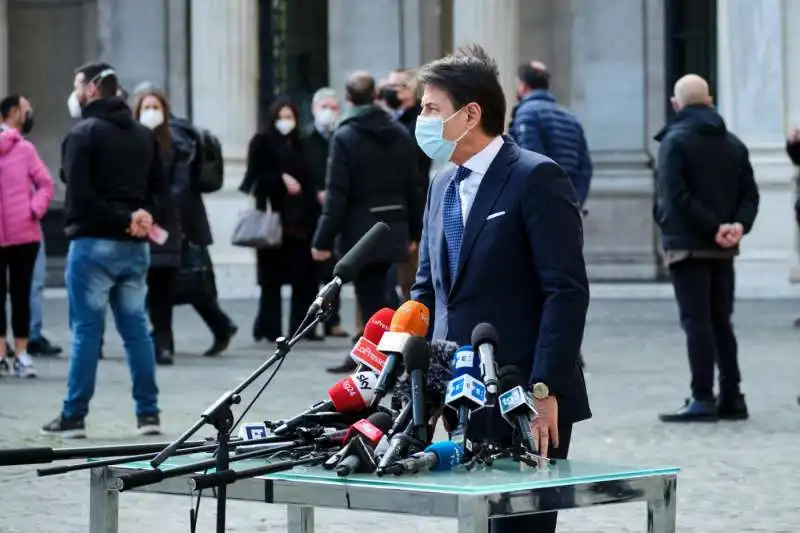 giuseppe conte mejo di un venditore di castagne davanti a palazzo chigi