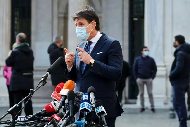 giuseppe conte mejo di un venditore di castagne davanti a palazzo chigi 2