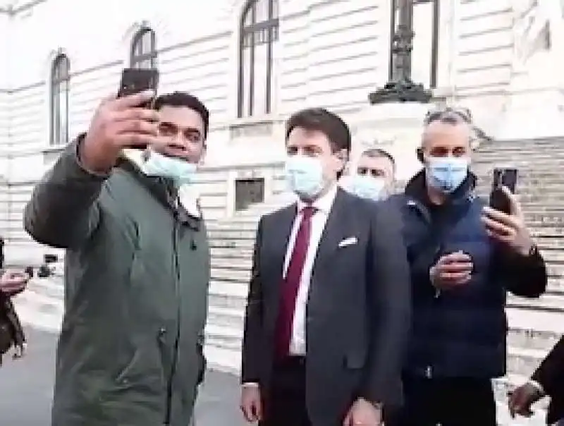 GIUSEPPE CONTE SI CONCEDE AI SELFIE