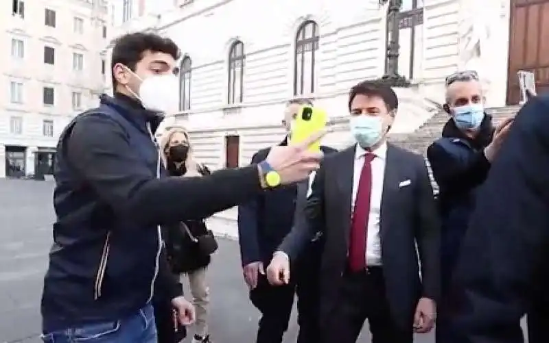 GIUSEPPE CONTE SI CONCEDE AI SELFIE