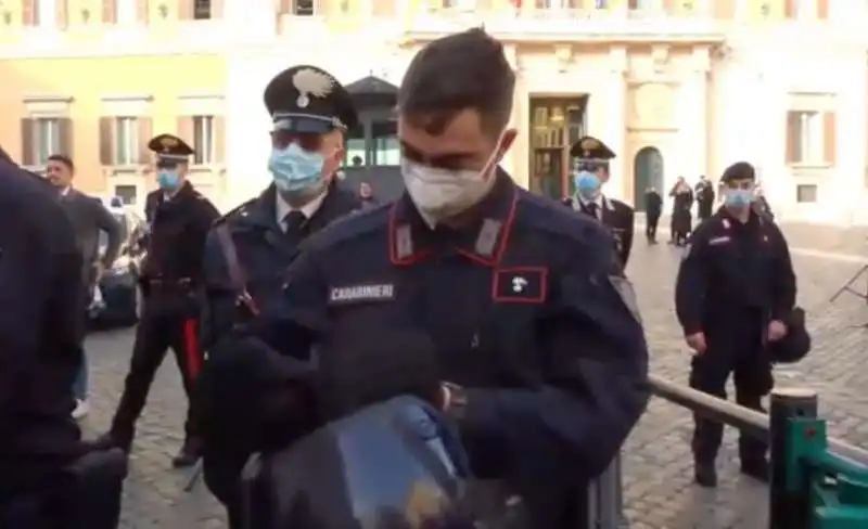 I CARABINIERI IN PRESIDIO DAVANTI A MONTECITORIO SI TOLGONO IL CASCO PER SOLIDARIETA CON I RISTORATORI 