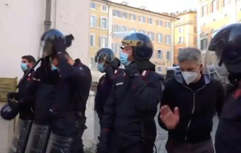 I CARABINIERI IN PRESIDIO DAVANTI A MONTECITORIO SI TOLGONO IL CASCO PER SOLIDARIETA CON I RISTORATORI