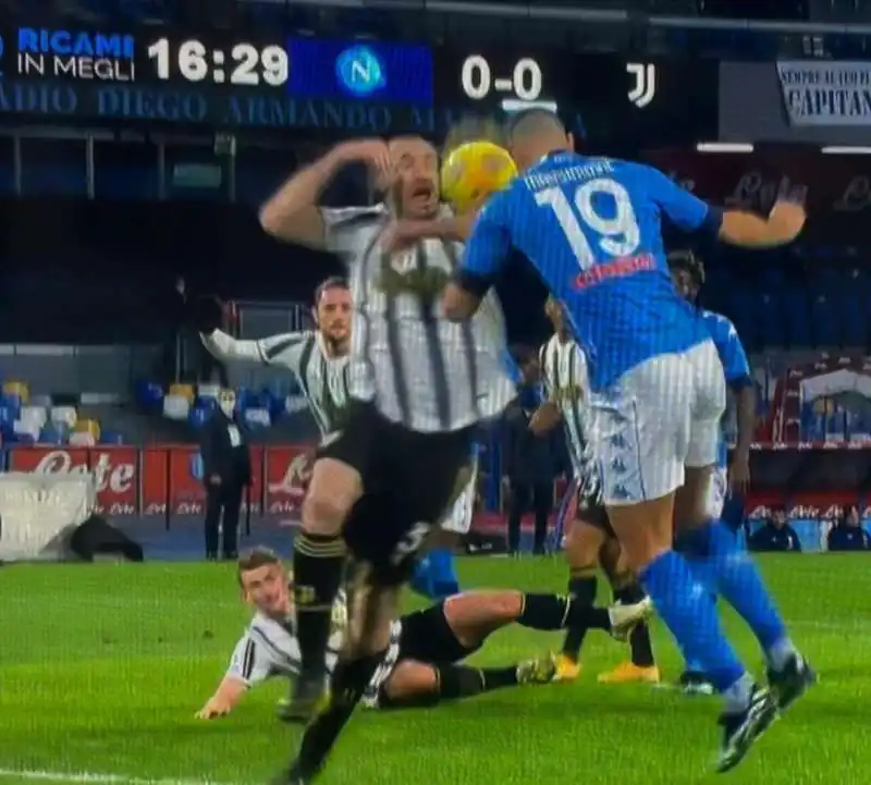 il fallo di chiellini in napoli juventus